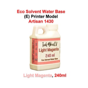 Può includere: Una bottiglia di plastica bianca con manico e tappo bianco. L'etichetta recita "Ink 4YouLV Light Magenta 240 ml Eco Solvent Water Base". Il testo "Light Magenta, 240ml" è in basso. Per il modello di stampante (E) Artisan 1430.