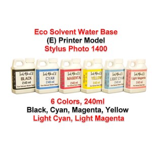 Puede incluir: Seis botellas de tinta Eco Solvent Water Base para la impresora Stylus Photo 1400. Las botellas son blancas con etiquetas que indican los colores: Negro, Cian, Magenta, Amarillo, Cian claro y Magenta claro. Cada botella contiene 240 ml.