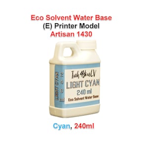 Puede incluir: Una botella de plástico blanca de tinta cian clara para impresoras. La botella tiene un asa y una etiqueta azul claro con el texto "Ink4youLV LIGHT CYAN 240 ml Eco Solvent Water Base". La botella contiene 240 ml de tinta.