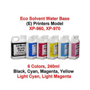 Puede incluir: Seis botellas de tinta Eco Solvent Water Base en negro, cian, magenta, amarillo, cian claro y magenta claro. Cada botella contiene 240 ml de tinta. Las botellas están etiquetadas para impresoras XP-960 y XP-970.
