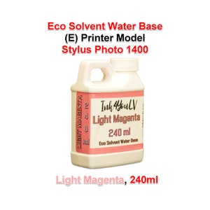Puede incluir: Una botella de plástico blanco con asa, que contiene tinta magenta claro. La etiqueta dice "Ink 4YouLV Light Magenta 240 ml Eco Solvent Water Base". La botella también tiene el texto "Light Magenta, 240ml."