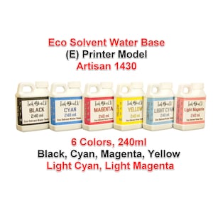 Puede incluir: Seis botellas de tinta Eco Solvent Water Base para la impresora Artisan 1430. Las botellas están etiquetadas con los colores: Negro, Cian, Magenta, Amarillo, Cian claro y Magenta claro. Cada botella contiene 240 ml de tinta.