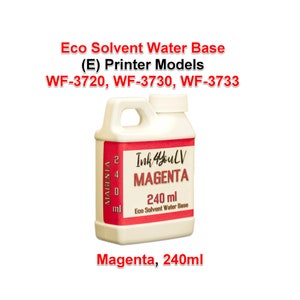 Può includere: Una bottiglia di plastica bianca di inchiostro magenta per i modelli di stampante WF-3720, WF-3730 e WF-3733. La bottiglia ha un'etichetta rossa con il testo "Ink4youLV MAGENTA 240 ml Eco Solvent Water Base". La bottiglia contiene 240 ml di inchiostro.