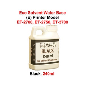 Puede incluir: Una botella de plástico blanco de tinta negra con asa, etiquetada como "Ink 4YouLV BLACK 240 ml Eco Solvent Water Base". La botella es para los modelos de impresora ET-2700, ET-2750 y ET-3700.
