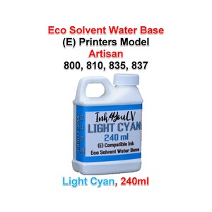 Puede incluir: Una botella de plástico blanco de tinta "Light Cyan", 240 ml, para impresoras Artisan. La botella tiene un asa y una tapa blanca. El texto en la botella incluye "Ink4youLV" y "Eco Solvent Water Base".