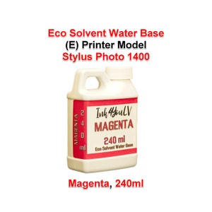 Può includere: Una bottiglia di plastica bianca di inchiostro magenta con manico e tappo a vite. L'etichetta recita "Ink 4YouLV MAGENTA 240 ml Eco Solvent Water Base". Il testo aggiuntivo include "Eco Solvent Water Base (E) Printer Model Stylus Photo 1400."