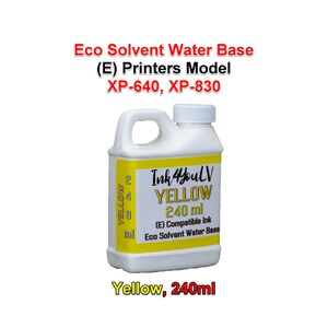 Può includere: Una bottiglia di plastica bianca di inchiostro giallo per stampanti. La bottiglia ha un manico e un tappo bianco. Il testo sulla bottiglia recita "Ink4youLV YELLOW 240 ml (E) Compatible Ink Eco Solvent Water Base". Testo aggiuntivo: "Eco Solvent Water Base (E) Printers Model XP-640, XP-830".