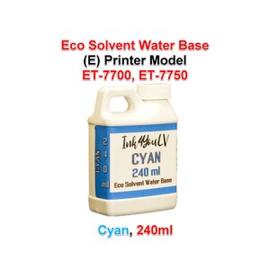 Può includere: Una bottiglia di plastica bianca di inchiostro ciano con un'etichetta blu. L'etichetta recita "Ink4youLV CYAN 240 ml Eco Solvent Water Base". La bottiglia ha un manico e un tappo bianco. Il testo in alto recita "Eco Solvent Water Base (E) Printer Model ET-7700, ET-7750."
