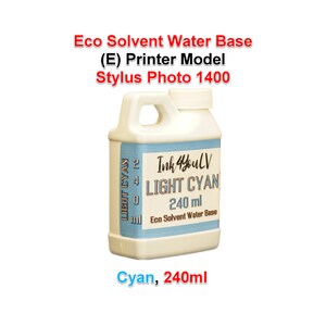 Puede incluir: Una botella de plástico blanco de tinta cian clara para impresora. La etiqueta dice "Ink4youLV LIGHT CYAN 240 ml Eco Solvent Water Base". La botella también tiene el texto "Cyan, 240ml" y "Eco Solvent Water Base (E) Printer Model Stylus Photo 1400".
