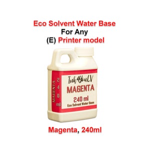 Puede incluir: Una botella de plástico blanca de tinta magenta para impresoras. La botella tiene una etiqueta roja con el texto "Ink4youLV MAGENTA 240 ml Eco Solvent Water Base". La botella también tiene el texto "Eco Solvent Water Base For Any (E) Printer model" y "Magenta, 240ml".