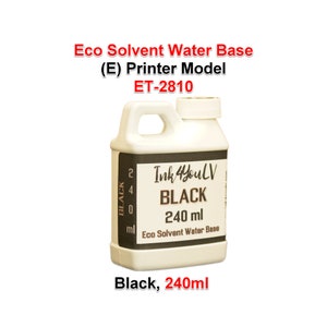 Può includere: Una bottiglia di plastica bianca di inchiostro nero per il modello di stampante ET-2810. La bottiglia ha un'etichetta nera con la scritta "Ink 4YouLV BLACK 240 ml Eco Solvent Water Base". La bottiglia contiene 240 ml di inchiostro nero.