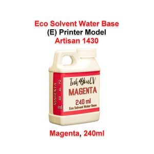 Puede incluir: Una botella de plástico blanco de tinta magenta para una impresora Artisan 1430. La botella tiene una etiqueta roja con el texto "Ink 4 You LV MAGENTA 240 ml Eco Solvent Water Base". La botella contiene 240 ml de tinta.