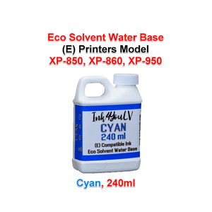 Könnte beinhalten: Eine weiße Kunststoffflasche mit cyanfarbener Tinte für Drucker. Die Flasche enthält 240 ml und trägt die Aufschrift "CYAN" und "Eco Solvent Water Base". Kompatibel mit den Modellen XP-850, XP-860 und XP-950.
