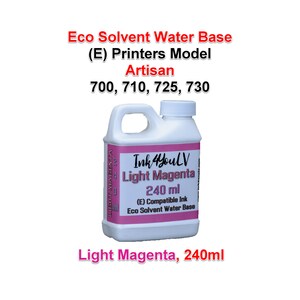 Puede incluir: Una botella de plástico blanca de tinta magenta claro con asa. La etiqueta dice "Ink 4Youl V Light Magenta 240 ml". El texto sobre la botella dice "Eco Solvent Water Base (E) Printers Model Artisan 700, 710, 725, 730".