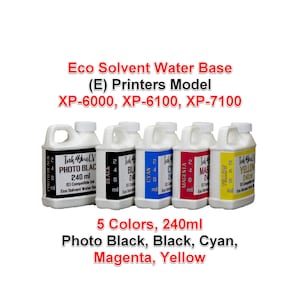 Może przedstawiać: Pięć białych butelek z tuszem, każda oznaczona innym kolorem: Photo Black, Black, Cyan, Magenta i Yellow. Każda butelka zawiera 240 ml tuszu i jest kompatybilna z modelami drukarek XP-6000, XP-6100 i XP-7100.