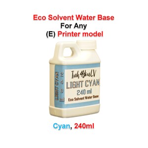 Puede incluir: Una botella de plástico blanco de tinta eco-solvente a base de agua "Light Cyan" para impresoras. La botella tiene un asa y una etiqueta azul claro con el texto "Ink4YouLV" y "240 ml". El texto "Cyan, 240ml" está en la parte inferior.