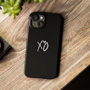 XO Minimalistische Handyhülle | Schwarze ästhetische iPhone Hülle, RNB Musik Vibe Design, einfache Herz Grafik, Geschenk für Sie