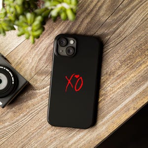 Coque pour portable rouge et noire XO | Étui esthétique minimaliste, motif coeur audacieux, coque d'iPhone Music Vibe, idée cadeau pour les fans