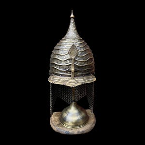 Gecanneleerde koperen krijgerhelm, handgehamerd pantserbeeldhouwwerk, geribbelde metaalkunst, directiebureaudisplay, historisch koperen decor