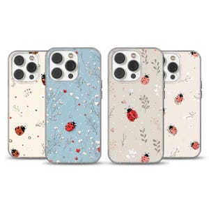 Könnte beinhalten: Vier Handyhüllen mit floralen und Marienkäfer-Designs. Die Hüllen haben eine Vielzahl von Farben, darunter Creme, Hellblau und Beige. Jede Hülle hat ein anderes Muster aus Blumen und Marienkäfern, wobei die Marienkäfer rot und schwarz sind.