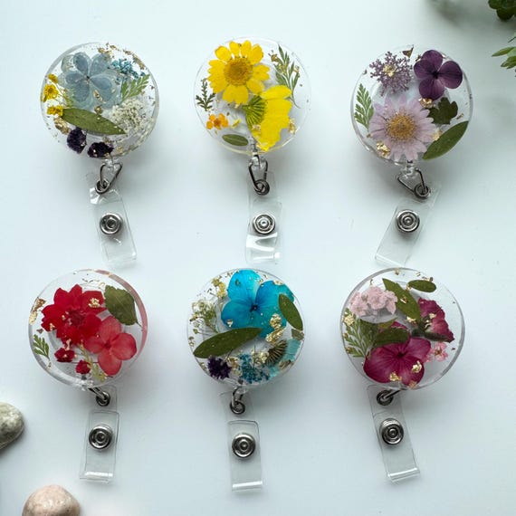Real Pressed Flower Badge Reel, Cute Nurse Teacher Coworker Gift, Handmade Floral ID Holder, Botanical Gift, Unique Floral Office Accessory