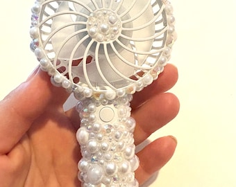 Ventilador de mano con diamantes de imitación de perlas blancas: Ventilador personal recargable con incrustaciones, ventilador cosmético brillante.