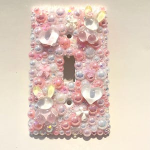 Rosa bling-lampströmbrytarskydd: Pärl- och strassdekor med glamour