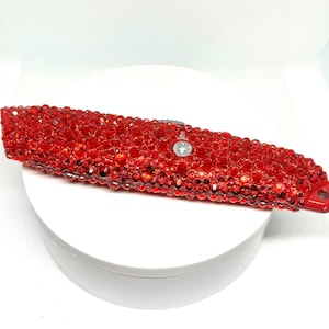 Rotes funkelndes Teppichmesser, Cuttermesser mit Strasssteinen, funkelnder Glitzerstein