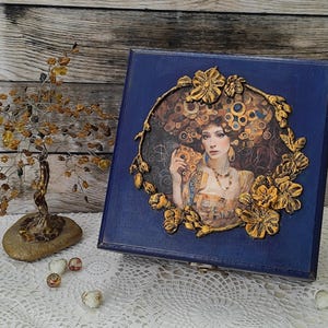 Scatola decoupage vintage Lady Blue, contenitore decorativo quadrato, contenitore artistico in legno azzurro, custodia ornamentale quadrata per ricordi