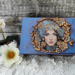 Scatola decoupage in legno con decorazione, scatola per fiori blu e oro, scatola decorata