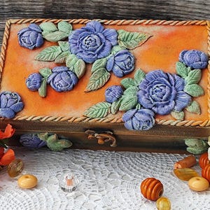 Vintage houten sieradendoos, handgemaakte accessoires opberger, houten snuisterijendoos met vakken, antiek geïnspireerde ornamenten