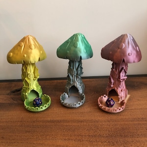 以下が含まれることがあります： 黄色、緑、紫の3つのキノコ型のダイスタワー。各タワーは、ダイスを転がしするための小さな開口部と、ダイスを受け止めるための小さなプラットフォームを備えています。