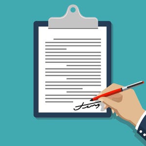 Op de afbeelding: Een donkerblauw klembord met een wit papieren document met horizontale tekstregels en een handtekening onderaan. Een rode en zilveren pen is boven de handtekeninglijn geplaatst, vastgehouden door een hand in een donkerblauwe mouw met knopen.