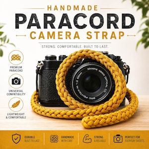 Może przedstawiać: Musztardowy pasek do aparatu z paracordu owinięty wokół czarnego aparatu. Pasek jest wykonany ręcznie i zawiera napis "HANDMADE PARACORD CAMERA STRAP". Pasek jest lekki, trwały i kompatybilny z większością aparatów.