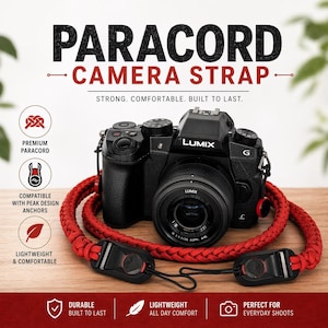 以下が含まれることがあります： 赤いパラコードのカメラストラップが付いた黒い Lumix カメラ。 ストラップは軽量で快適で、黒いコネクタが付いています。 画像のテキストは「PARACORD CAMERA STRAP」と「STRONG. COMFORTABLE. BUILT TO LAST.」です。