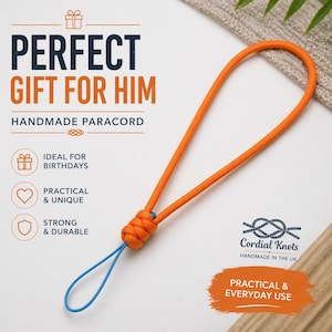 Può includere: Lanyard in paracord arancione con un anello blu, annodato alla base. Il testo recita "REGALO PERFETTO PER LUI" e "PARACORD FATTO A MANO". Il cordino è descritto come "PRATICO E UNICO" e "FORTE E DUREVOLE".