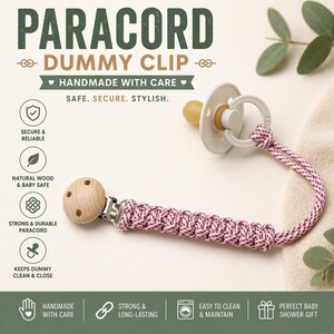 Puede incluir: Un chupete para bebé con un clip para chupete de paracord blanco y rosa. El chupete tiene una tetina de color amarillo claro y un anillo blanco. El clip presenta una cuenta de madera y un cierre de metal. El texto "PARACORD DUMMY CLIP" está en la parte superior.
