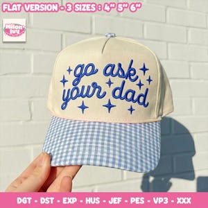 Op de afbeelding: Een cr&egrave;mekleurige baseballpet met een blauwe gingham-klep. Het voorpaneel is voorzien van blauw geborduurde tekst met de woorden "go ask your dad", omringd door kleine vierpuntige sterren. De tekst "FLAT VERSION - 3 SIZES : 4" 5" 6"" staat bovenaan.