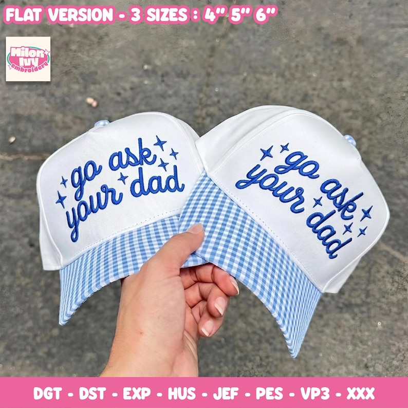 Op de afbeelding: Twee witte baseballpetten met blauwe gingham-kleppen. De voorpanelen zijn voorzien van blauw geborduurde tekst met de tekst go ask your dad, omringd door kleine sterren. De tekst bovenaan geeft een platte versie aan in 4, 5 en 6 inch.