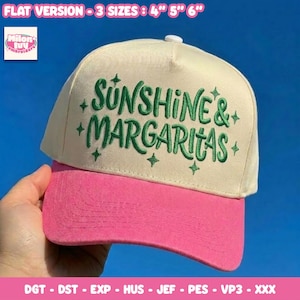 Op de afbeelding: Een crèmekleurige baseballpet met een roze klep en groen borduurwerk met de tekst "SUNSHINE & MARGARITAS", omringd door kleine sterretjes. De tekst "FLAT VERSION - 3 SIZES : 4" 5" 6"" en "DGT - DST - EXP - HUS - JEF - PES - VP3 - XXX" is zichtbaar.