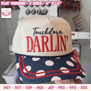Op de afbeelding: Een crèmekleurige baseballpet met de geborduurde zwarte tekst Touchdown en rode tekst DARLIN'. De marineblauwe klep heeft witte stippen en twee rode stiksels. De tekst FLAT VERSION - 3 SIZES : 4" 5" 6" is bovenaan zichtbaar.
