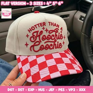 May include: A cream-coloured baseball cap featuring red embroidered text that reads "HOTTER THAN A HOOCHIE COOCHIE" with small star accents. The brim displays a red and light pink chequered pattern. The text "FLAT VERSION - 3 SIZES : 10 cm 13 cm 15 cm" is visible.