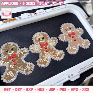 Puede incluir: Tres aplicaciones de hombre de jengibre bordadas a máquina sobre tela negra en un bastidor blanco. El texto dice APPLIQUE - 5 SIZES : 5" 6" 7" 8" y DGT - DST - EXP - HUS - JEF - PES - VP3 - XXX. Cada figura tiene una pajarita roja y botones.