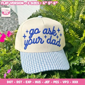 Op de afbeelding: Een cr&egrave;mekleurige baseballpet met een blauwe gingham-gepatroneerde klep. De voorkant heeft blauw geborduurde tekst "go ask your dad" omringd door kleine geborduurde sterretjes. De tekst "FLAT VERSION - 3 SIZES : 4" 5" 6"" is zichtbaar.