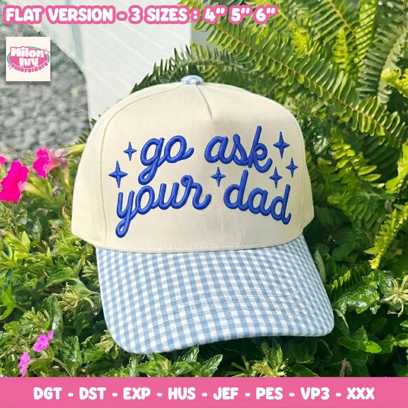 Op de afbeelding: Een cr&egrave;mekleurige baseballpet met een blauwe gingham-gepatroneerde klep. De voorkant heeft blauw geborduurde tekst "go ask your dad" omringd door kleine geborduurde sterretjes. De tekst "FLAT VERSION - 3 SIZES : 4" 5" 6"" is zichtbaar.