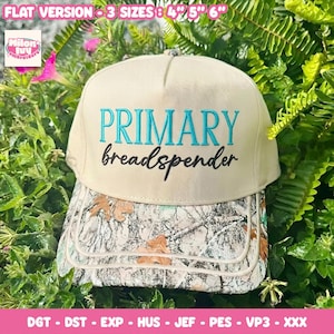 Puede incluir: Una gorra de béisbol beige con visera de camuflaje que presenta el texto bordado PRIMARY en color cerceta y breadspender en negro. La gorra está disponible en tamaños de 4, 5 y 6 pulgadas. El diseño incluye formatos DGT, DST, EXP, HUS, JEF, PES, VP3 y XXX.