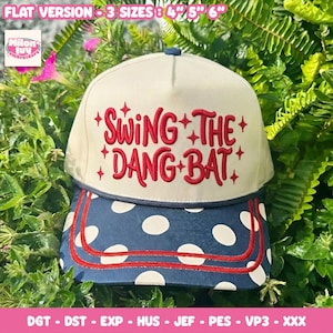 Puede incluir: Una gorra de béisbol color crema con visera azul marino, lunares blancos y ribete rojo. El panel frontal muestra un texto bordado en rojo que dice "SWING THE DANG BAT" rodeado de pequeños detalles en forma de estrella.