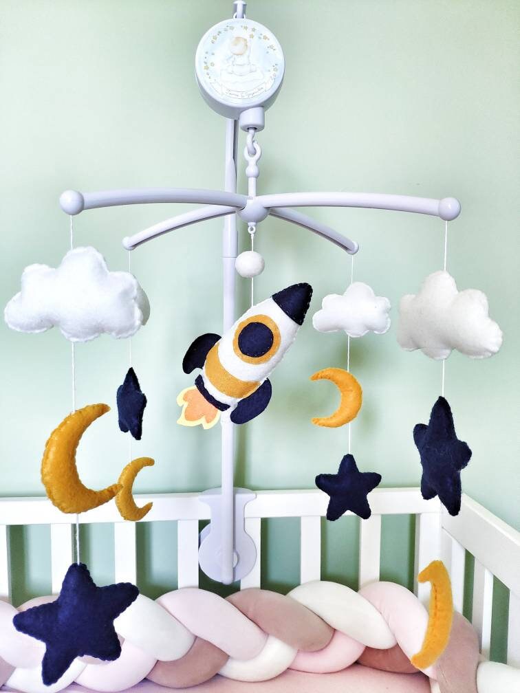 Mobile Musical Pour Bébé Thème Spatial avec Fusée Nuages Lunes Étoiles