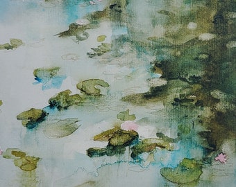 Könnte beinhalten: Aquarellmalerei eines Teichs mit Seerosen und Reflexionen. Das Kunstwerk zeigt Farbtöne von Grün, Blau und Rosa und erzeugt eine ruhige und naturalistische Szene. Die Seerosen sind ein gedämpftes Grün, und das Wasser hat eine weiche, reflektierende Qualität.