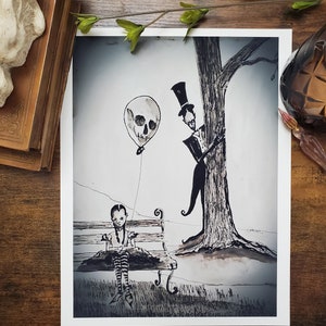Puede incluir: Ilustración en blanco y negro de una niña en un banco con un globo de calavera, y un hombre con sombrero de copa escondido detrás de un árbol. La obra tiene un tema gótico.